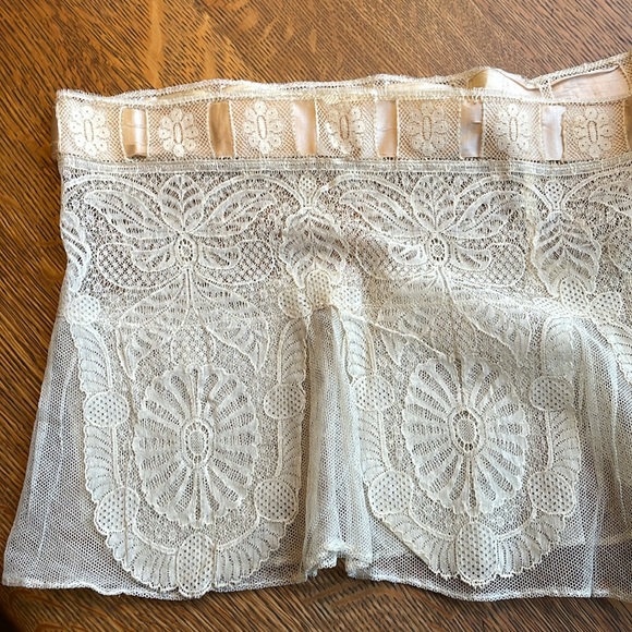 Antique Edwardian/Victorian patterned lace skirt/dress hem w/satin ribbon trim - Picture 4 of 10